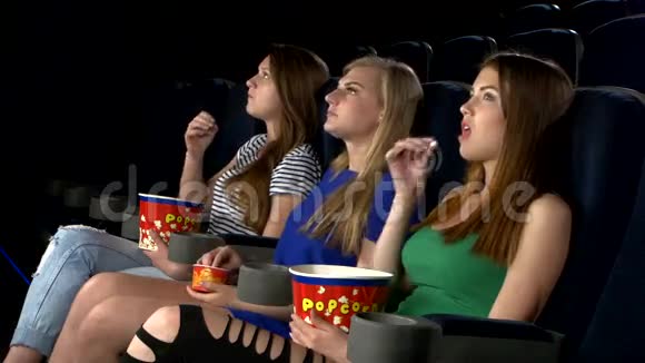 女孩在电影院看电影吃吃视频的预览图
