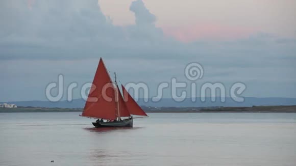 传统木船高威霍克离开码头视频的预览图