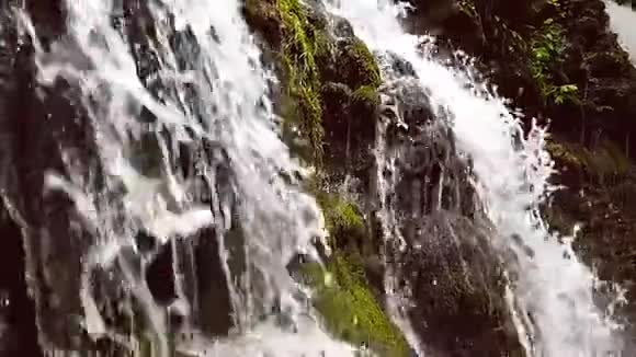 小山瀑布慢运动240fps山涧倒在石头底下视频的预览图