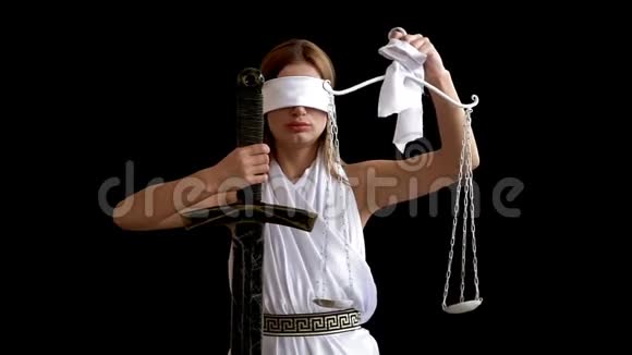 希腊正义女神Themis黑色背景上有剑和鳞片律师和律师的概念视频的预览图