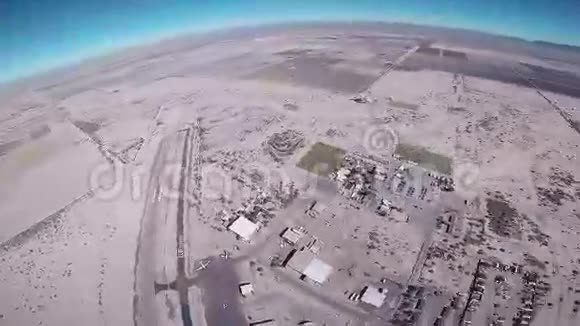 跳伞运动员在亚利桑那州桑迪上空跳伞阳光明媚极限运动蓝天视频的预览图