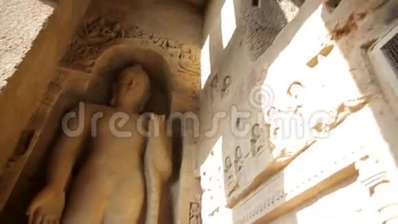 女游客参观印度教寺庙视频的预览图