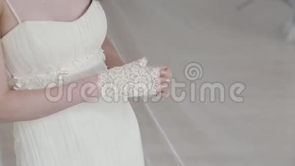 穿白色礼服的美丽新娘的手视频的预览图