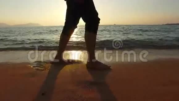 日落时分4名淘沙人在浅海中奔跑视频的预览图