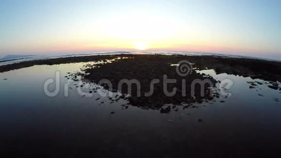 日落时分在地中海上空低飞视频的预览图