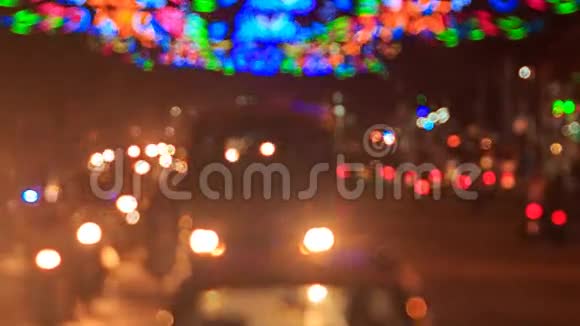 色彩斑斓模糊的路灯汽车交通运动视频的预览图