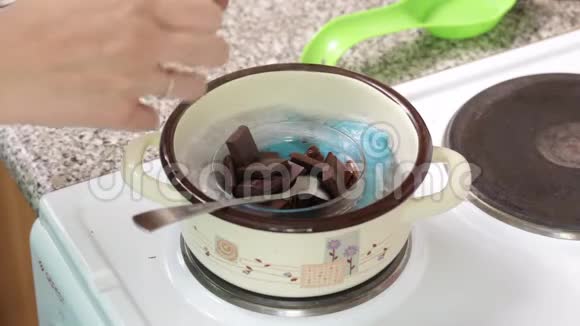 容器里的巧克力在水浴中融化视频的预览图