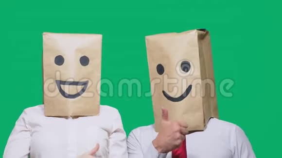 情感概念手势几个人头上戴着袋子画着表情符号微笑快乐笑视频的预览图