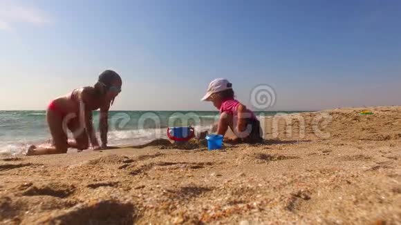 孩子们在沙滩上玩沙子视频的预览图