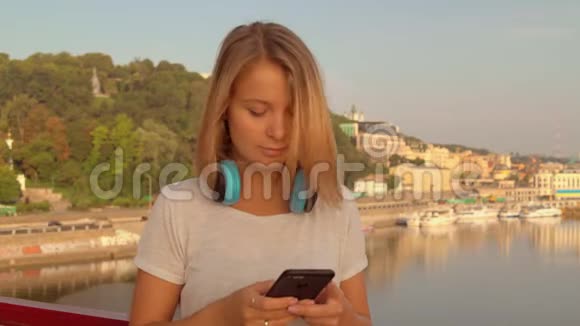 女人在手机上输入信息视频的预览图