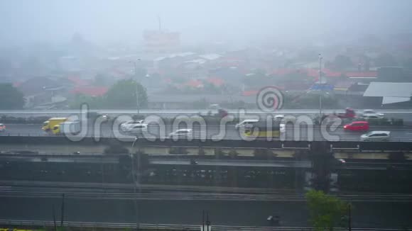 首都雅加达的街道上下着大雨视频的预览图