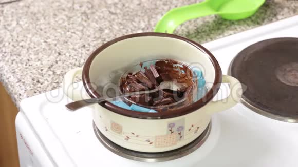 容器里的巧克力在水浴中融化视频的预览图