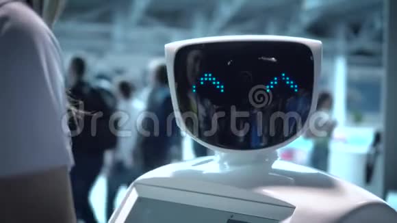 现代机器人技术机器人看着镜头对准人机器人显示情绪视频的预览图