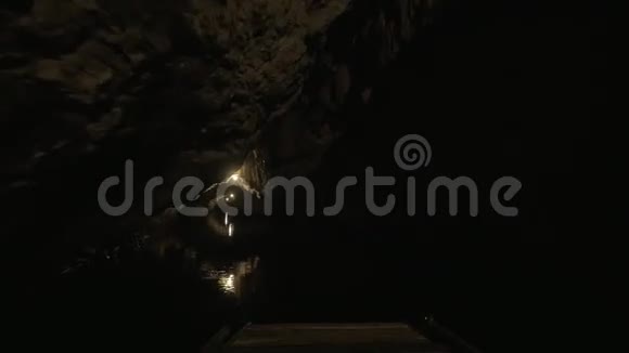 在越南TrangAn的黑暗溶洞中视频的预览图