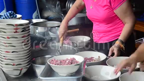 老挝人民煮面汤越南式或菲律宾式视频的预览图