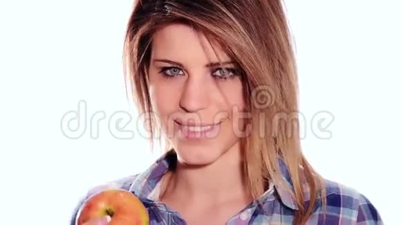 健康的年轻女人吃苹果视频的预览图