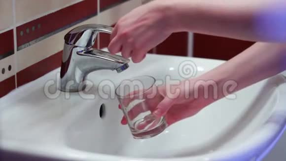 男人用一杯自来水收集水视频的预览图