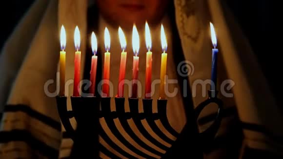 犹太假日光明节背景与男人背景视频的预览图