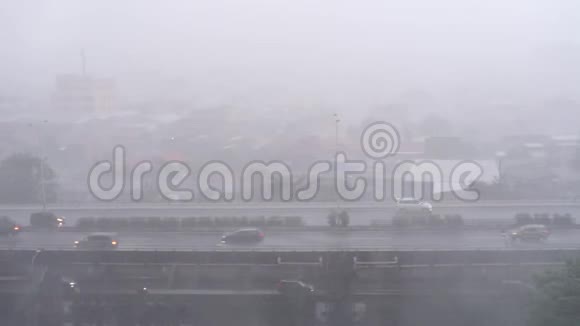首都雅加达的街道上下着大雨视频的预览图