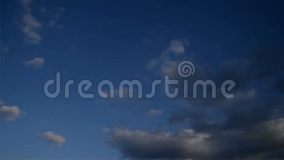 时间流逝美丽的白云在蓝天上快速流动全高清画面视频的预览图