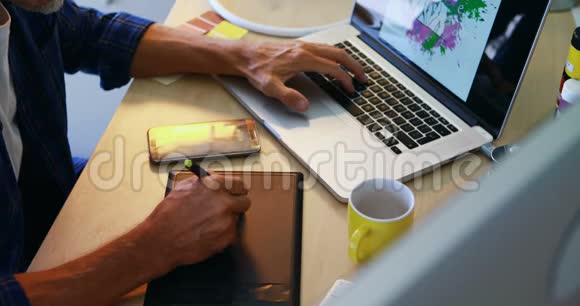 4k笔记本电脑工作时使用平板电脑的人视频的预览图
