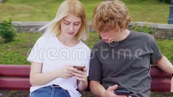 一个夏天在公园里和女孩在一起的男人视频的预览图