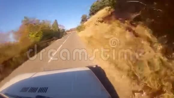 在蜿蜒的山路上行驶视频的预览图