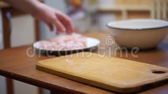 女人烹制的新鲜生肉在餐桌上与肉锤在家庭厨房慢动作视频的预览图