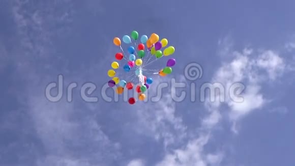 氦气膨胀的气球在天空中飞翔视频的预览图