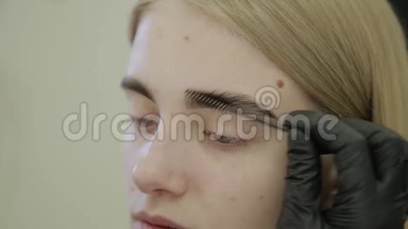 化妆师用天然染料进行眉毛染色用指甲花进行调色在美容院进行美容院视频的预览图