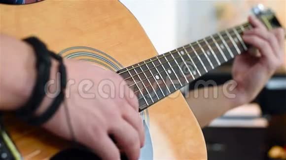 男子演奏古典吉他视频的预览图