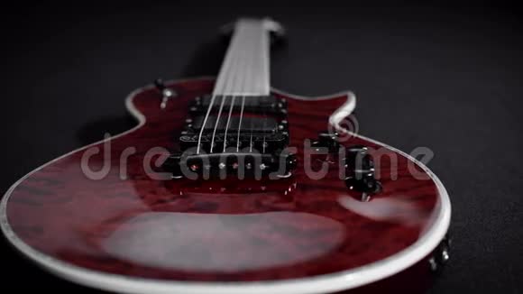 红色电吉他演奏摇滚乐视频的预览图