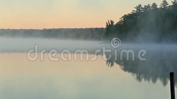 缅因州托迪池塘的薄雾和倒影视频视频的预览图