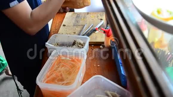 烹饪三文治是老挝著名的街头美食视频的预览图