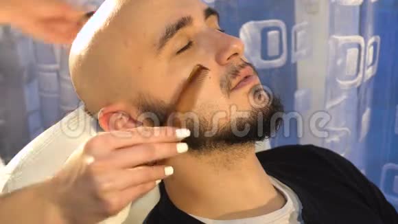 理发店剪胡子的人视频的预览图