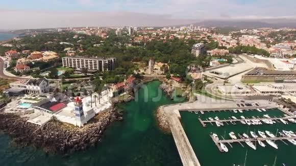 Cascais葡萄牙灯塔和码头的鸟瞰图视频的预览图