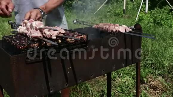 露天烧烤多汁的肉在烤架上热煤和烟雾视频的预览图