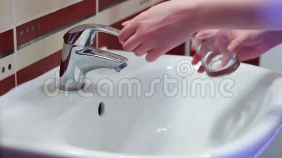 男人用一杯自来水收集水视频的预览图