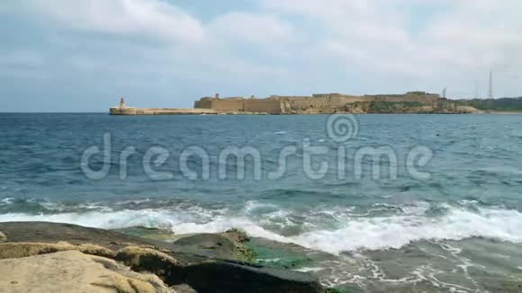 从瓦莱塔海岸俯瞰地中海里卡索利堡和马耳他岛视频的预览图