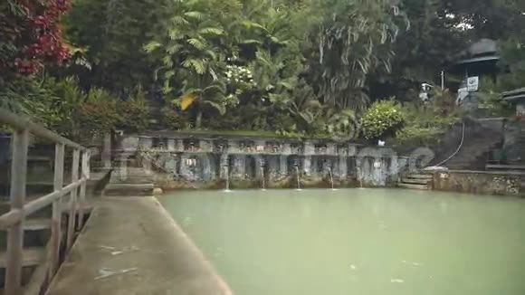 神圣的温泉帕纳斯班贾尔视频的预览图