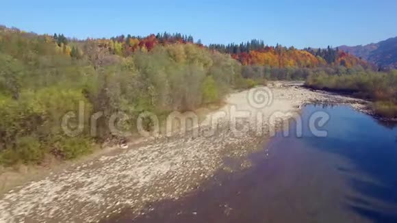 山河鸟瞰图秋天的喀尔巴阡山视频的预览图
