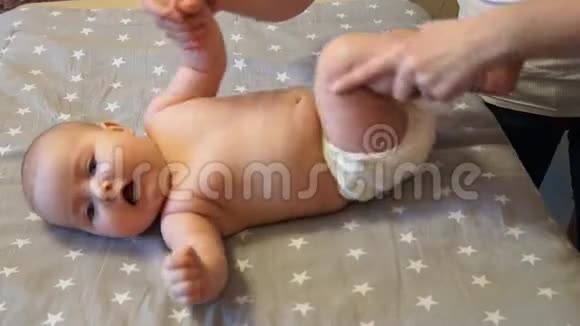 婴儿按摩按摩治疗师按摩专业按摩师宝贝和妈妈视频的预览图