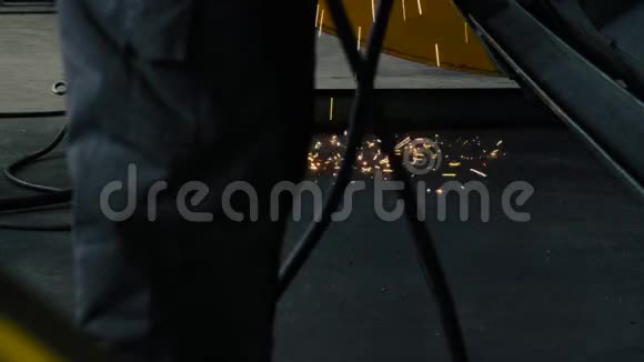 地板上的焊接火花视频的预览图