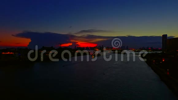 日落时分城市海湾的夜景视频的预览图