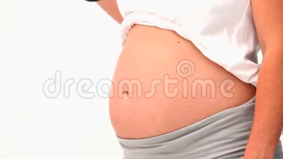 孕妇用听诊器听她未来的孩子视频的预览图