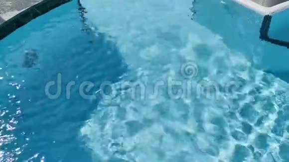 水池有热水清澈视频的预览图