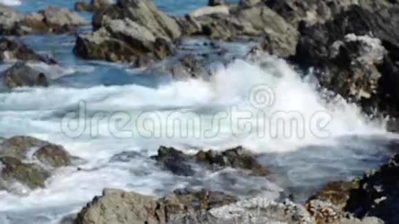 潮水涌来时海浪拍打着岩石视频的预览图