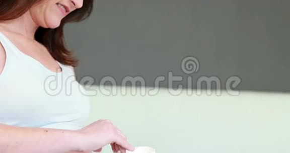 孕妇在腹部涂洗剂视频的预览图