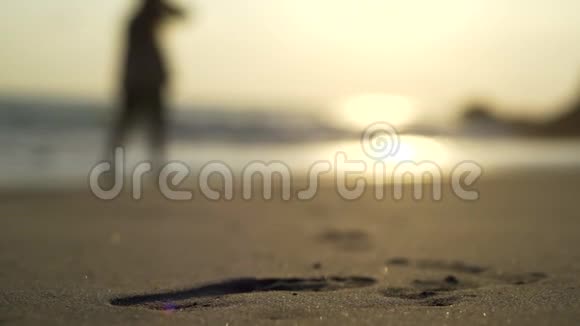 在沙滩上散步的女人视频的预览图
