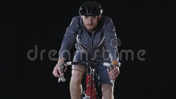 穿着衬衫戴着头盔骑自行车的人视频的预览图